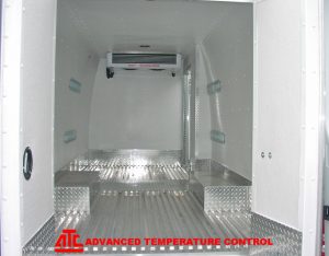 欢迎加入ATC16-RT蒸发器内整齐排列的货区。这是MB短跑内的部分制冷系统。